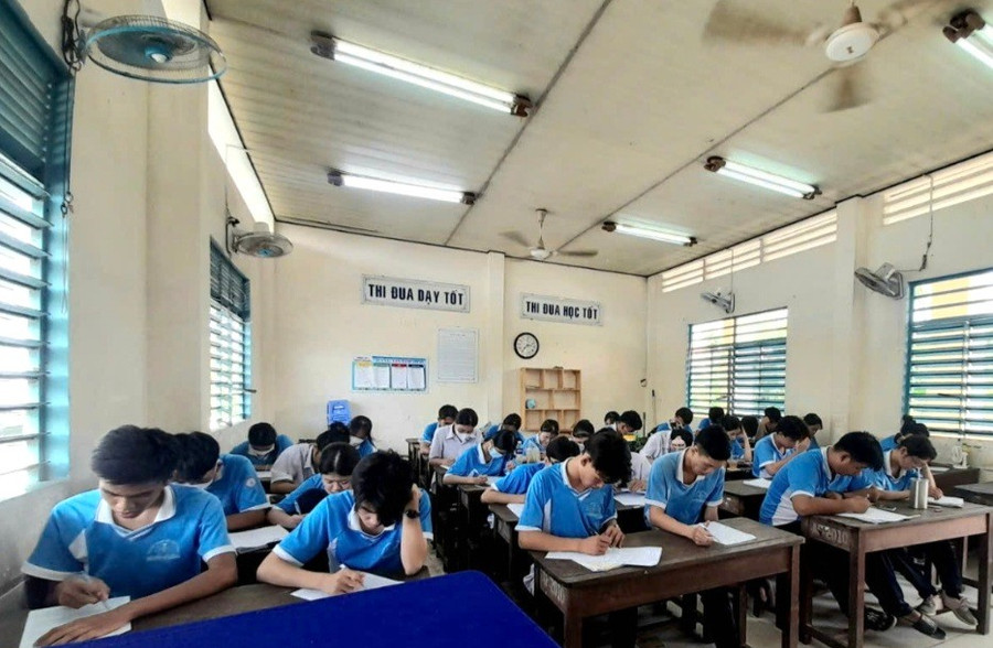 Học sinh tích cực ôn luyện chuẩn bị cho Kỳ thi tốt nghiệp THPT. Ảnh: NTCC. 1000047933.jpg