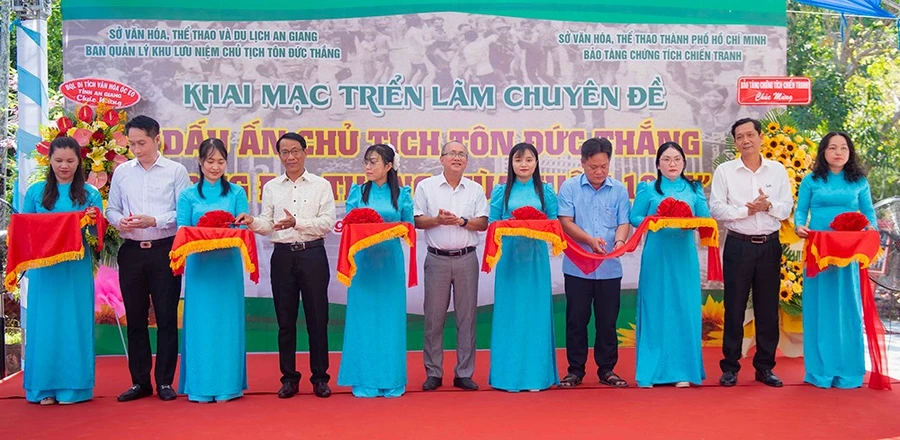 An Giang khai mạc triển lãm ảnh "Dấu ấn Chủ tịch Tôn Đức Thắng trong đại thắng mùa Xuân 1975". (Ảnh: T.H)