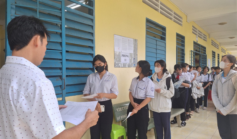 Thí sinh chuẩn bị vào phòng thi. (Ảnh: Trọng Nhân) 1000043613.jpg