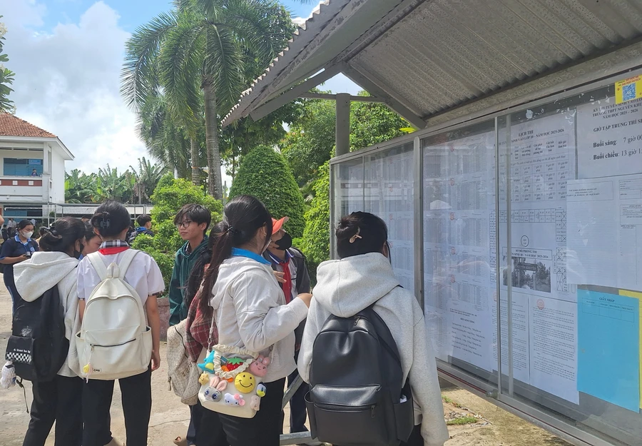 Thí sinh đến điểm thi. (Ảnh: Trọng Nhân)