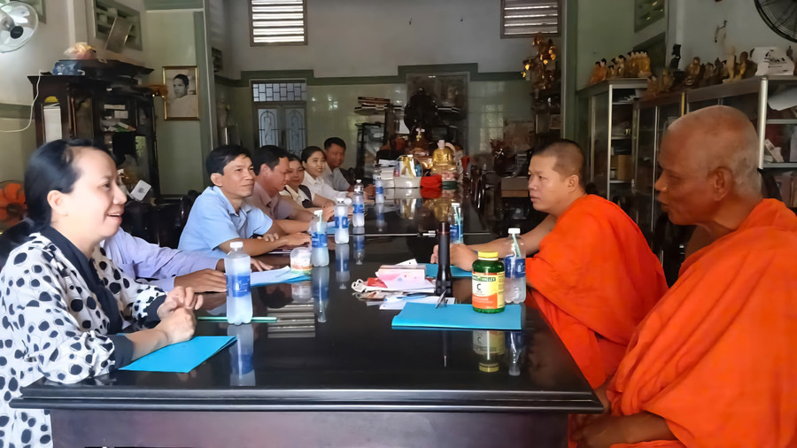 Đoàn gặp gỡ các vị sư sãi chùa Kal Bô Pruk, xã Óc Eo, tỉnh An Giang. 1000051196.jpg