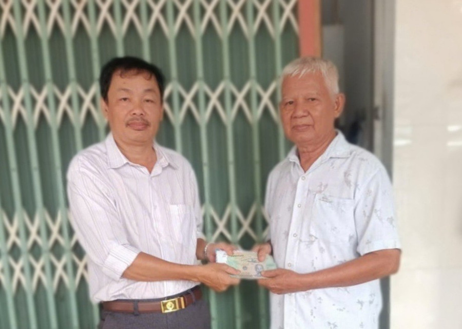 Trao chuyển tiền các nhà hảo tâm ủng hộ em Chau Na Vuône. 