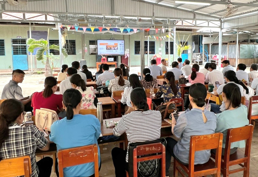 Cán bộ, giáo viên trường học tham gia tập huấn công nghệ AI.