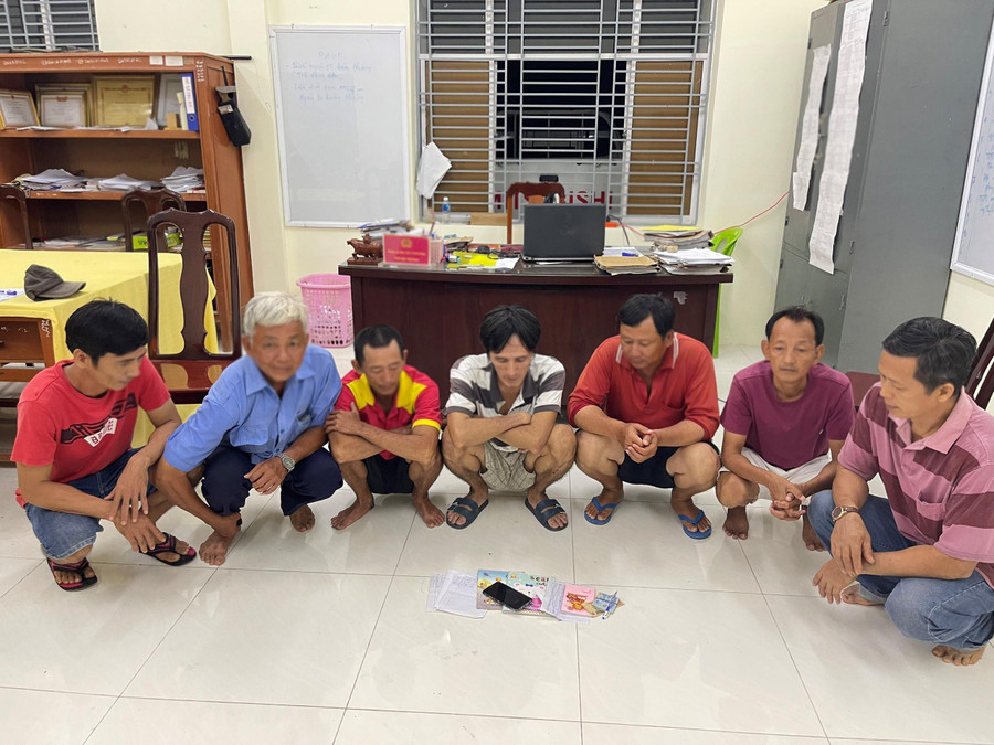 7 người liên quan vụ cá độ bóng đá ăn thua bằng tiền bị lực lượng Công an phát hiện bắt giữ. (Ảnh: Nghiêm Túc)
