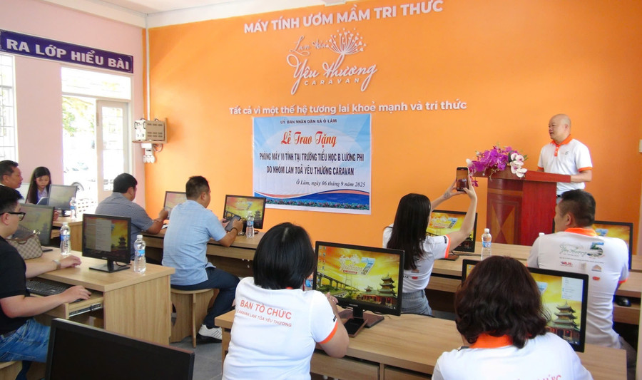 Nhóm "Lan tỏa yêu thương Caravan" trao tặng 24 bộ máy vi tính cho trường học vùng núi. Ảnh: Châu Phong.