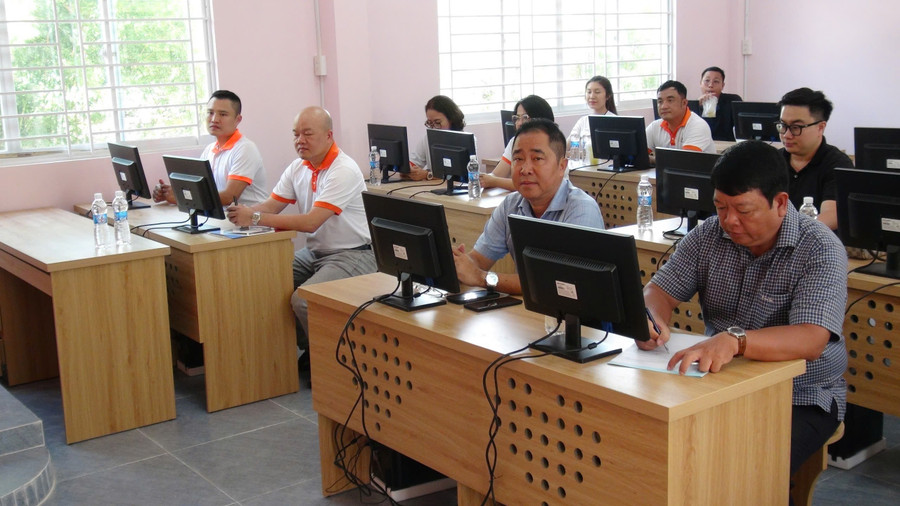 Đại biểu dự lễ trao tặng máy vi tính. 1000054368.jpg