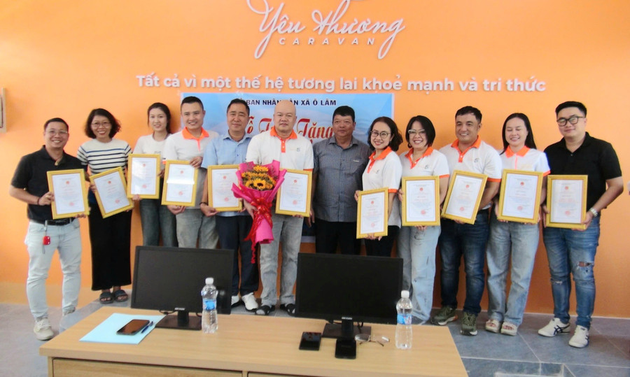 Chính quyền địa phương trao Cảm tạ các nhà tài trợ. 1000054370.jpg