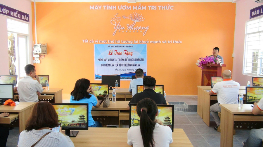 Ông Đặng Quốc Tuấn, Phó Chủ tịch UBND xã Ô Lâm (tỉnh An Giang) phát biểu cảm ơn các nhà tài trợ. 1000054371.jpg
