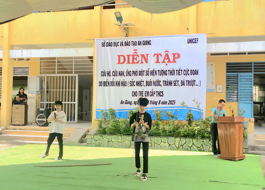 Học sinh tham gia xử lý tình huống tại buổi diễn tập. 1000052604.jpg