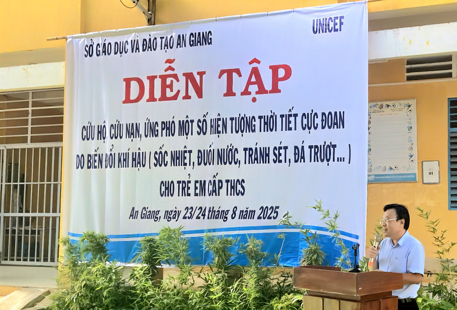 Ông Trần Tuấn Khanh, Phó Giám đốc Sở GD&ĐT An Giang phát biểu khai mạc. 1000052600.jpg