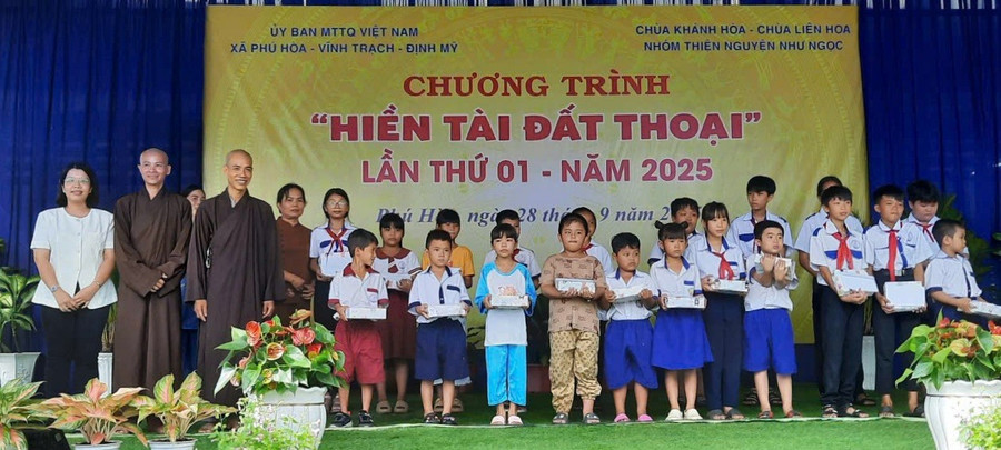 Trao quà và BHYT cho học sinh tại Chương trình. 1000056707.jpg