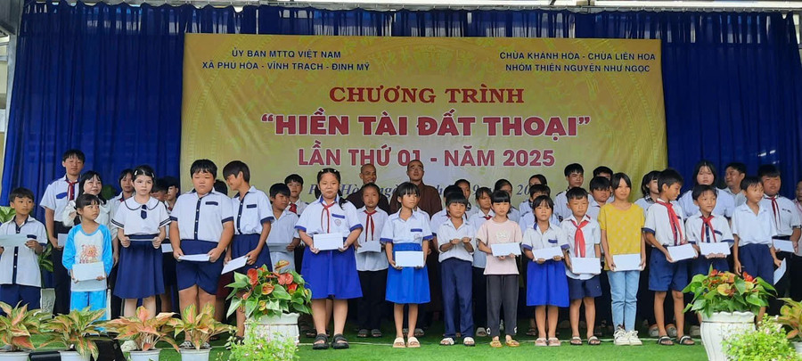 Chương trình "Hiền tài Đất Thoại" trao quà "Khuyến học - khuyến tài" cho học sinh.
