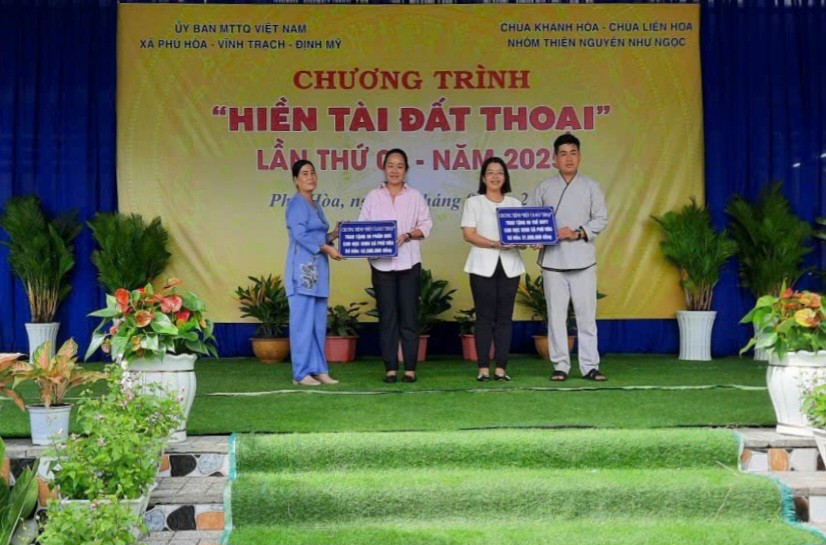 Trao bảng tượng trưng kinh phí xây dựng nhà Đại đoàn kết cho các hộ dân. 1000056706.jpg