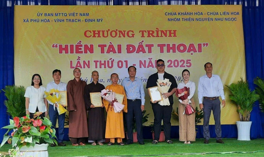 Trao hoa và cảm ơn các nhà tài trợ. 1000056708.jpg
