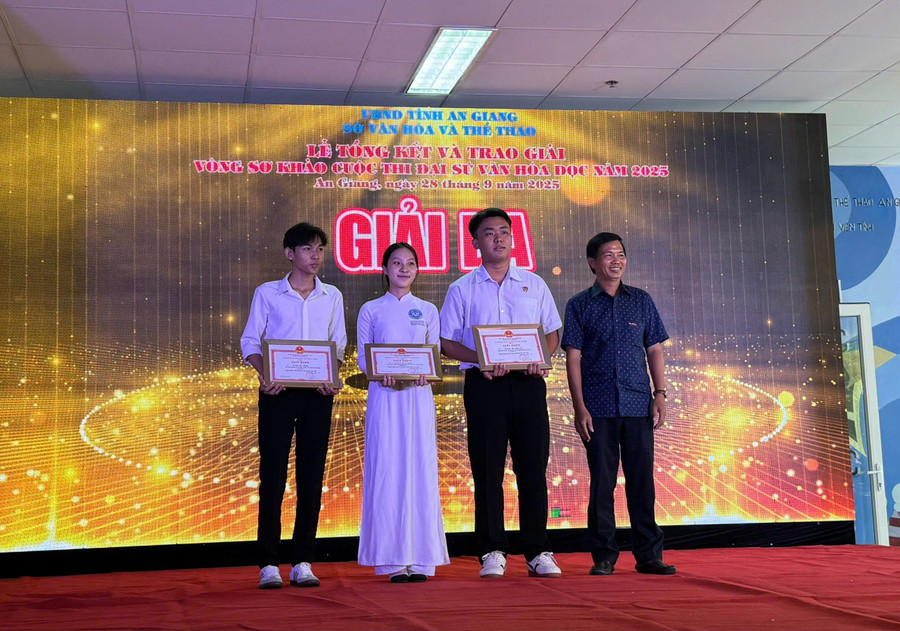 Trao giải thưởng cho các học sinh THCS và THPT đạt giải. 1000056703.jpg