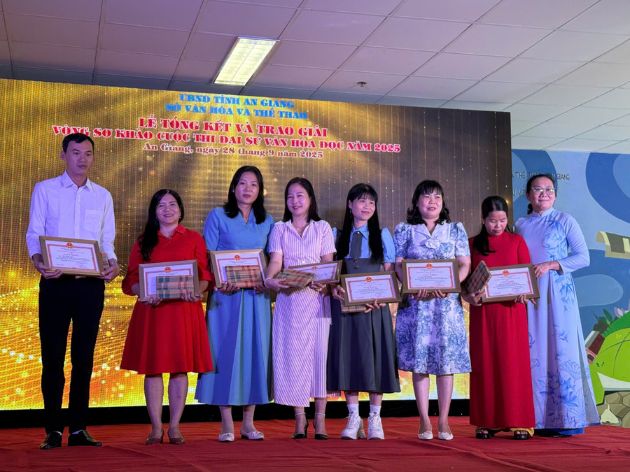 Trao khen thưởng thầy, cô giáo có học sinh đạt giải cao. 1000056700.jpg