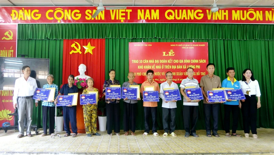 An Giang bàn giao 10 căn nhà Đại đoàn kết cho gia đình chính sách.