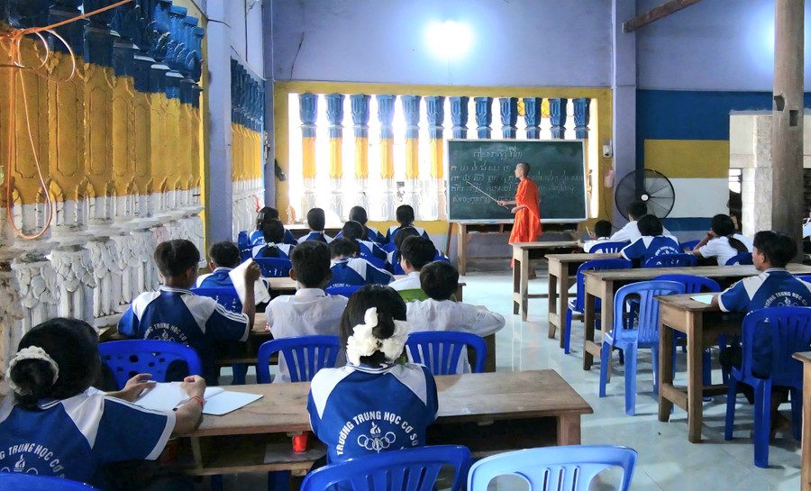 Lớp học tiếng Khmer tại chùa Tro Păng Trao (xã Ô Lâm, tỉnh An Giang).