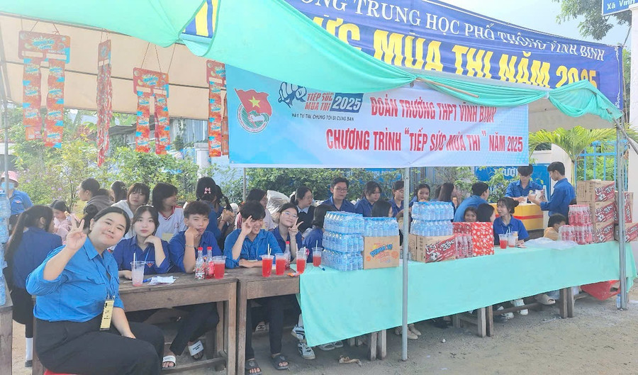 Các thành viên Đội "Tiếp sức mùa thi" sẵn sàng hỗ trợ thí sinh. Ảnh: Trọng Nhân. 1000045269.jpg