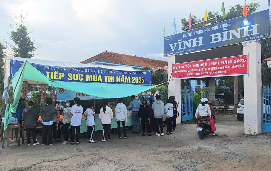 Các tình nguyện viên đến điểm thi rất sớm để hỗ trợ thí sinh Ảnh: Trọng Nhân. 1000045273.jpg