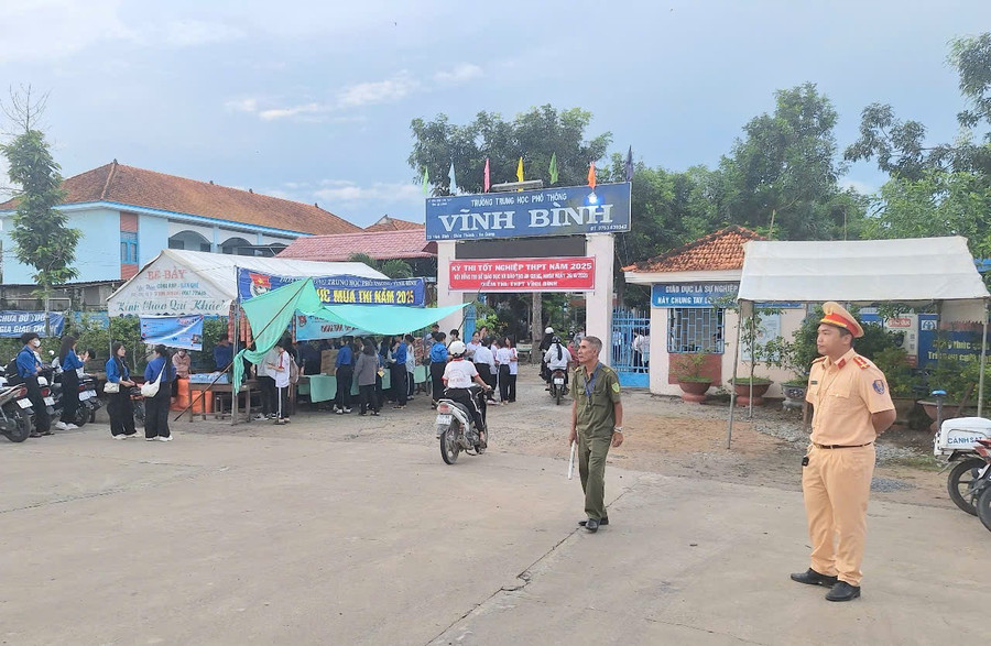 Buổi thi môn Ngữ văn tại An Giang diễn ra an toàn, nghiêm túc, đúng quy chế. Ảnh: Trọng Nhân.