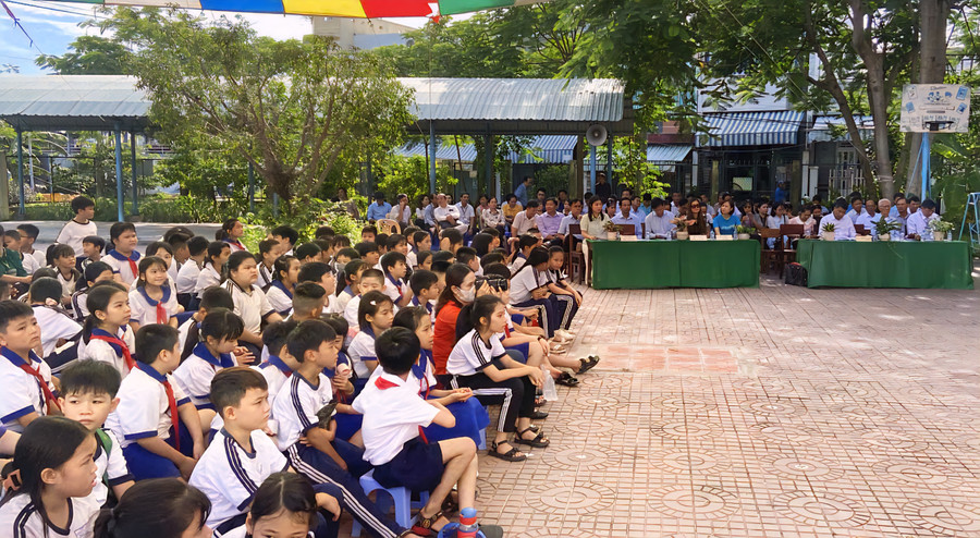 Đại biểu, giáo viên và học sinh tham dự diễn tập. 1000053471.jpg