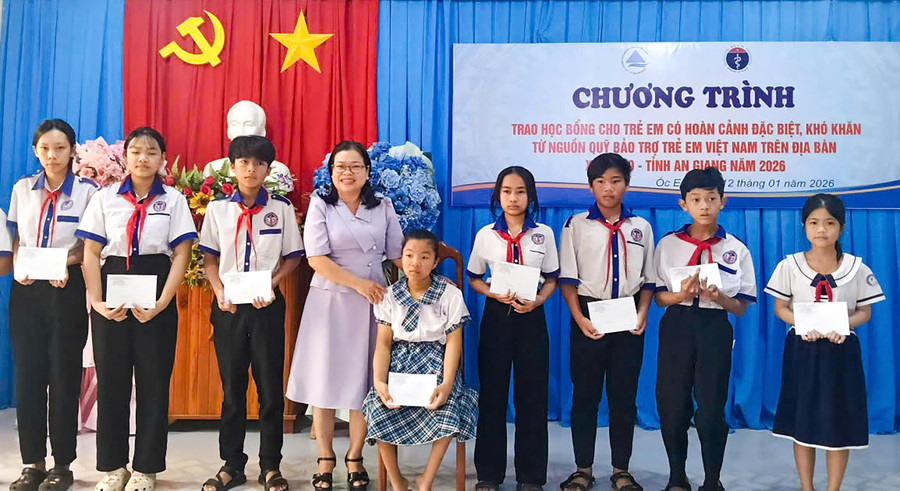 Trao 25 suất học bổng cho học sinh khó khăn xã Óc Eo, tỉnh An Giang.