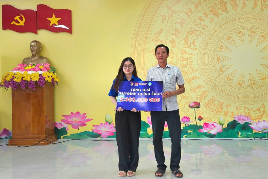 Trao biểu trưng tặng quà gia đình chính sách. 1000047404.jpg