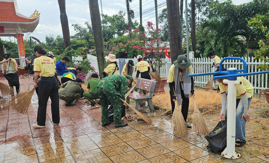 Các tình nguyện viên cùng tham gia làm vệ sinh môi trường. 1000047406.jpg