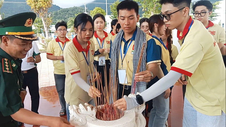 Các tình nguyện viên thắp hương tại Bia ghi danh Liệt sĩ. 1000047405.jpg