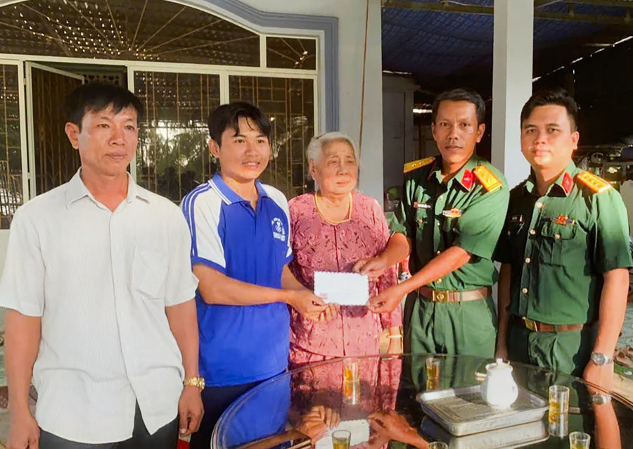 Đại diện Trung đoàn 892 trao hỗ trợ đỡ đầu cho em Phan Long Khải.