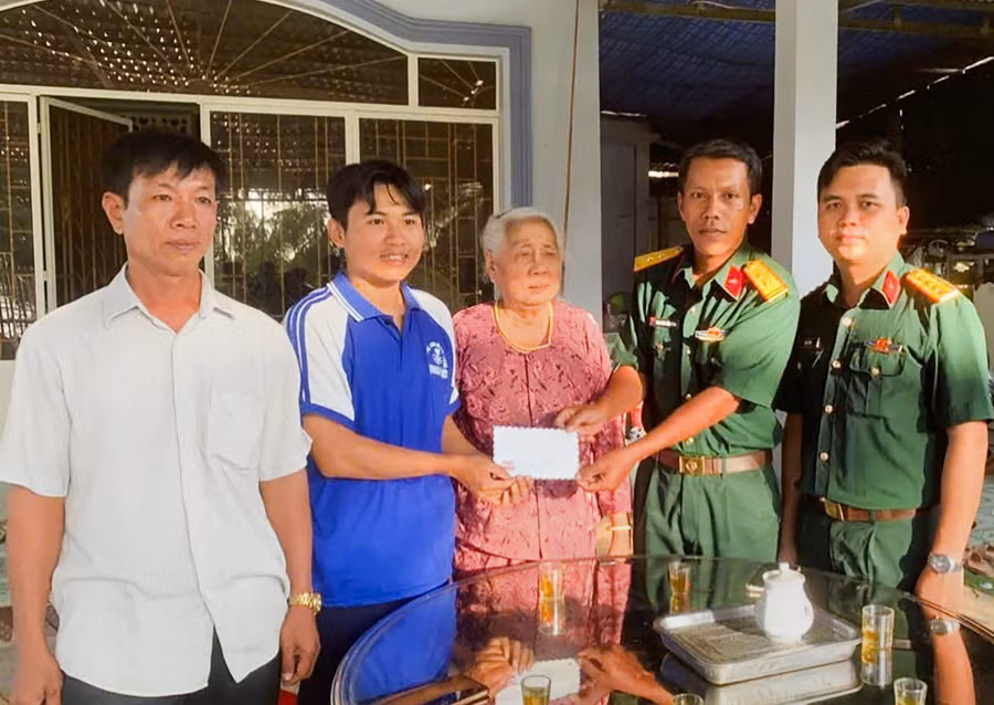 Đại diện Trung đoàn 892 trao hỗ trợ đỡ đầu cho em Phan Long Khải.