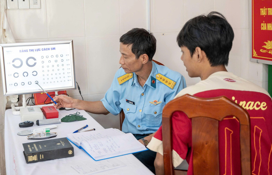 Khám tuyển phi công quân sự tại An Giang.