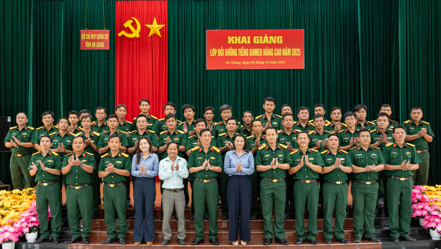 Học viên lớp bồi dưỡng chụp ảnh lưu niệm tại lễ khai giảng.