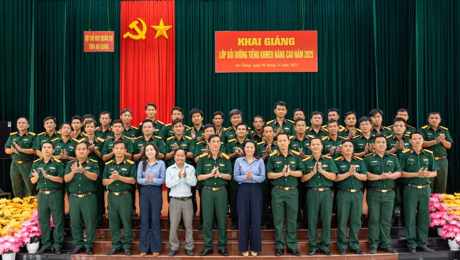 Học viên lớp bồi dưỡng chụp ảnh lưu niệm tại lễ khai giảng.