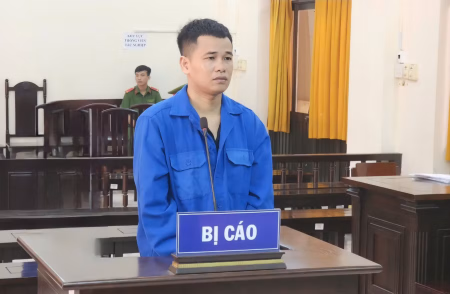 Người đàn ông lĩnh án 12 năm tù về tội "Cướp tài sản". (Ảnh: Văn Vũ).