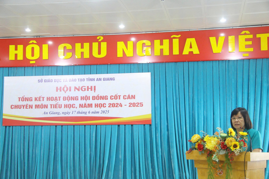 Bà Trần Thị Tuyết Hạnh, Phó Trưởng phòng Giáo dục Mầm non - Giáo dục Tiểu học (Sở GD&ĐT An Giang) báo cáo tổng kết hoạt động 2024 - 2025. Ảnh: Trọng Nhân. 1000044439.jpg