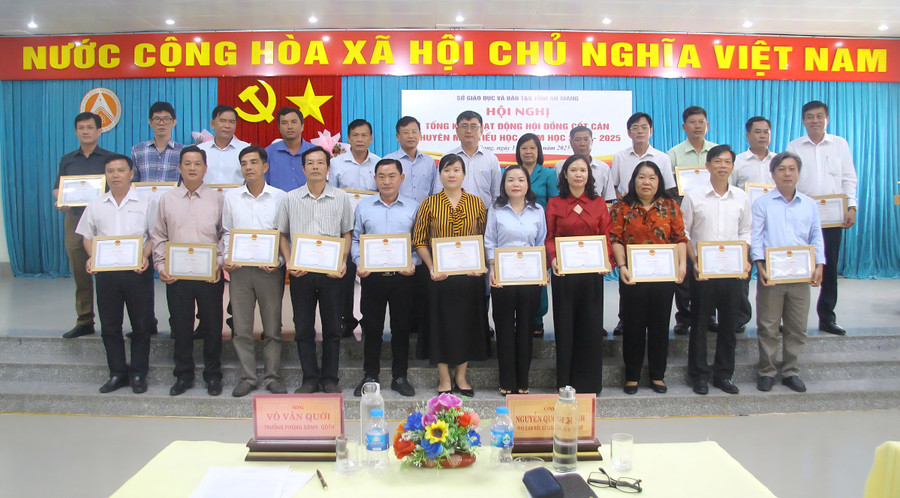 Khen thưởng 24 cá nhân có thành tích hoàn thành xuất sắc nhiệm vụ công tác chuyên môn. Ảnh: Trọng Nhân. 1000044440.jpg