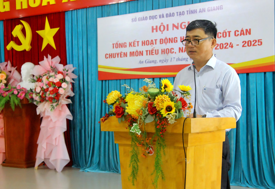 Ông Nguyễn Quốc Khánh - Phó Giám đốc Sở GD&ĐT An Giang, Chủ tịch Hội đồng cốt cán chuyên môn Tiểu học phát biểu tại Hội nghị. Ảnh: Trọng Nhân. 1000044432.jpg