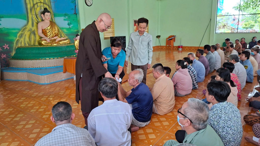 Trao tặng quà hỗ trợ người mù khó khăn.