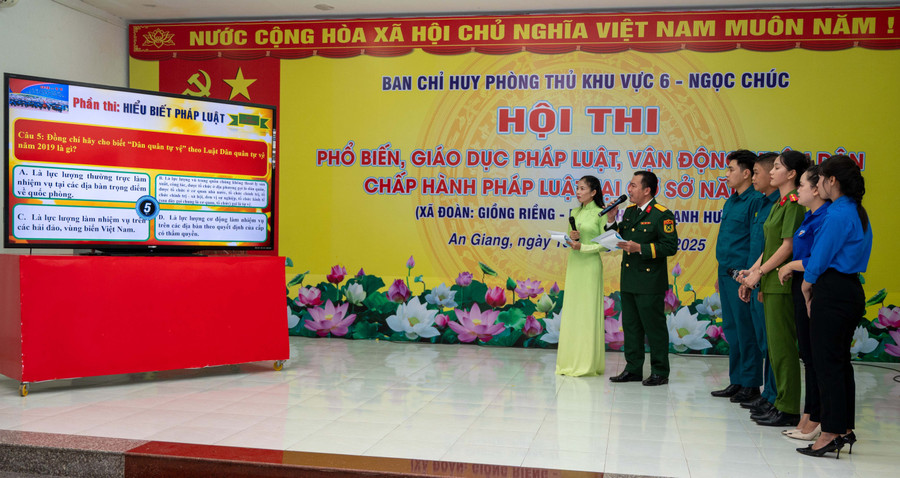 Các đội thể hiện phần thi Hiểu biết pháp luật.