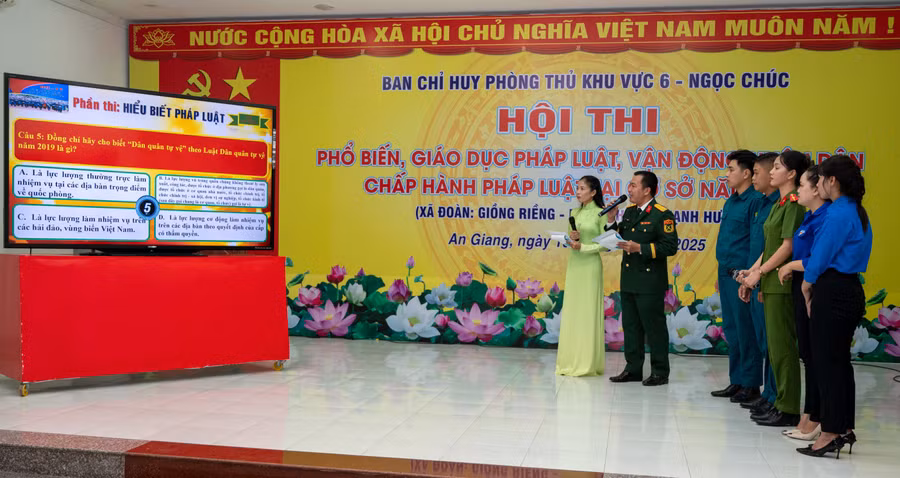 Các đội thể hiện phần thi Hiểu biết pháp luật.