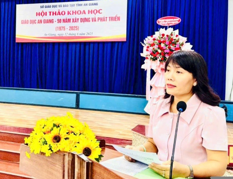 Giám đốc Sở GD&ĐT Trần Thị Ngọc Diễm phát biểu tại Hội thảo. 1000044147-6158.jpg