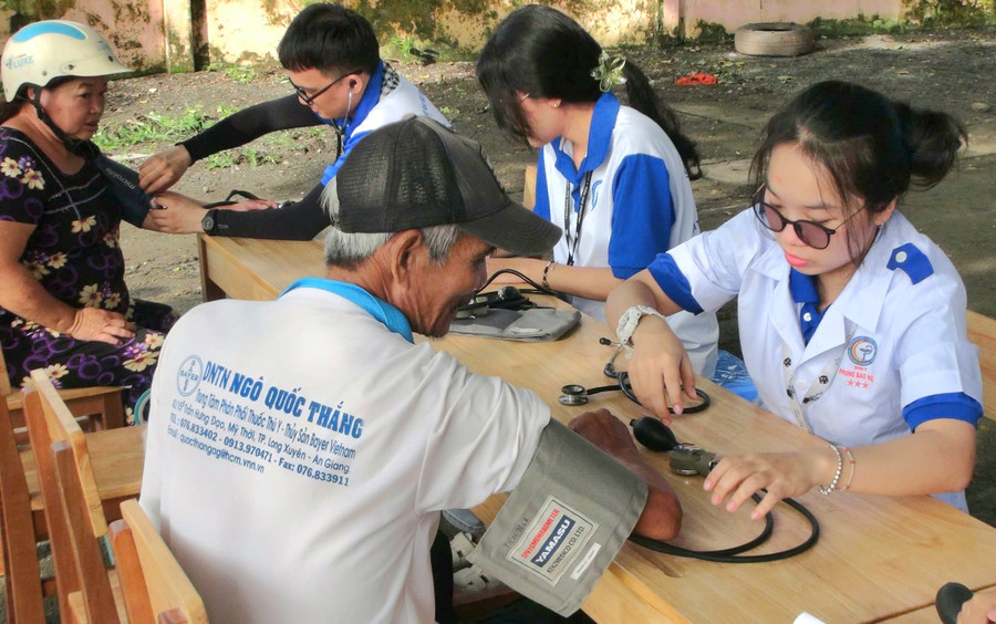 Khám, tư vấn sức khỏe miễn phí cho người cao tuổi. 1000047738.jpg