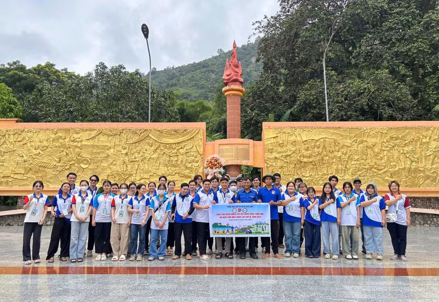 Sinh viên Trường ĐH Y Dược Cần Thơ tham gia chiến dịch Mùa hè xanh năm 2025.