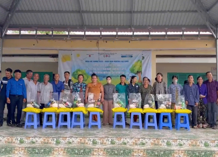 Tặng quà gia đình chính sách. 1000047740.jpg