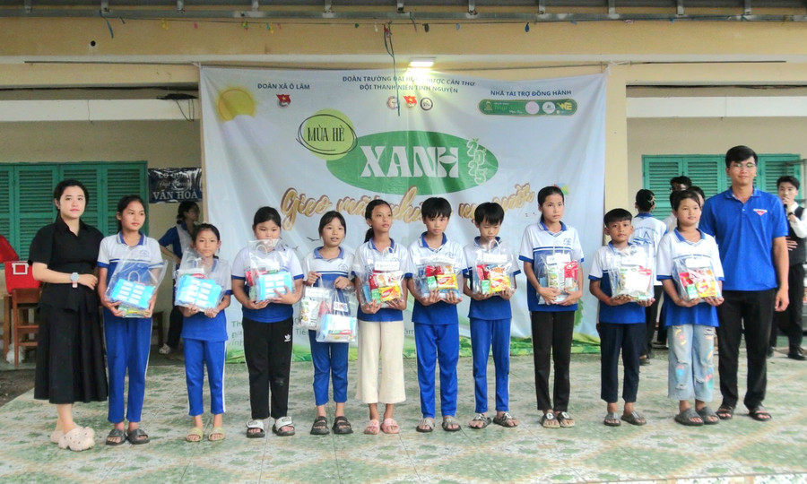 Tặng quà "Tiếp sức đến trường" cho các em học sinh. 1000047736.jpg