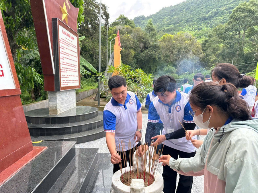 Các tình nguyện viên thắp hương tại Bia ghi danh Liệt sĩ Khu di tích lịch sử cấp quốc gia Ô Tà Sóc. 1000047742.jpg