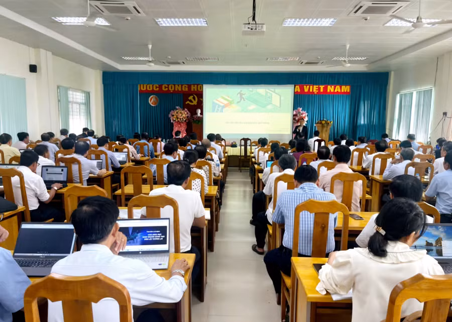 An Giang tập huấn chuyển đổi số và ứng dụng trí tuệ nhân tạo trong quản lý giáo dục.