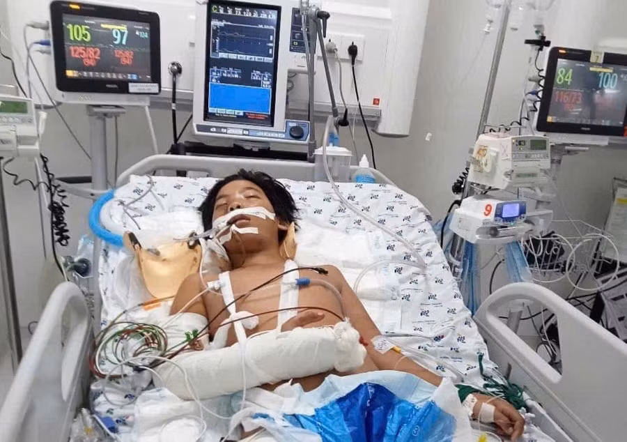 Cháu Trần Hoài Thông bị TNGT hôn mê sâu, bệnh tình rất nguy kịch.